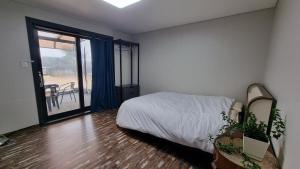 Postel nebo postele na pokoji v ubytování 쉼,힐링하우스 Rest, healing house
