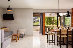 Μια τηλεόραση ή/και κέντρο ψυχαγωγίας στο UTSKIN By ZENDA - Luxury Villas & Private Pools