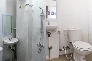 OYO 90609 Mimi & Coco Homestay في Pulau Sembakau Kecil: حمام مع دش ومرحاض ومغسلة +62 صورة