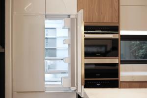 una nevera con la puerta abierta en una cocina en Luxe 3-bedroom Townhouse in Miranda underground parking, en Miranda 37 fotos más