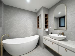 Ванная комната в Luxe 3-bedroom Townhouse in Miranda underground parking