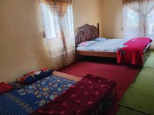 a room with two beds and a bed sidx sidx sidx at Elle Maya Sari in Kotabaru