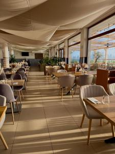 Khu vực ghế ngồi tại Relax place & restaurant