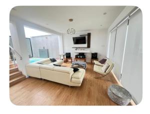 Et tv og/eller underholdning på Chincha CasaLed y jacuzzis sol todo el año