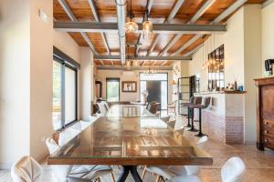 Un comedor con una gran mesa y sillas de madera. en Domaine des Jammetous - Hotel and Yoga Retreat Center, en La Magdelaine-sur-Tarn