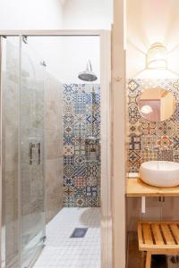 un baño con ducha y lavabo en Domaine des Jammetous - Hotel and Yoga Retreat Center, en La Magdelaine-sur-Tarn