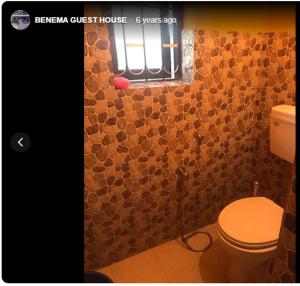Ένα μπάνιο στο Benema Guest House