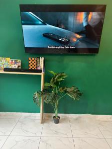 TV a/nebo společenská místnost v ubytování KING HOSTEL by Global Inn