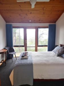 Postel nebo postele na pokoji v ubytování Queen Room with Balcony - Kookaburra Retreat Homestay