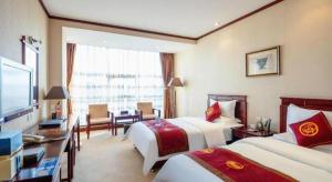 Giường trong phòng chung tại Datong Tiangui International Hotel +211 ảnh