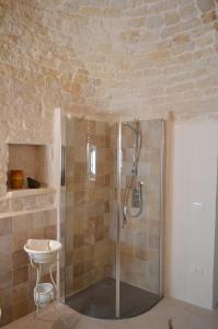 ein Bad mit einer Dusche, einem Waschbecken und einem WC in der Unterkunft Masseria Faraone in Martina Franca