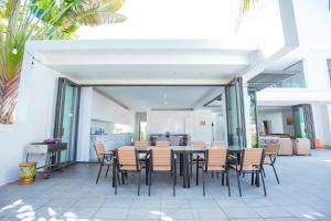 Patio nebo venkovní prostory v ubytování VILLA 5 BED ROOMS SANCTUARY HỒ TRÀM ll Private Beach ll BBQ