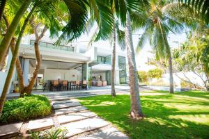 Zahrada ubytování VILLA 5 BED ROOMS SANCTUARY HỒ TRÀM ll Private Beach ll BBQ