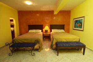 una camera con due letti in una camera d'albergo di Mima's Village Cozumel a Cozumel Altre 78 foto