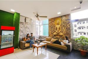 Posezení v ubytování FabHotel Galaxy Suites