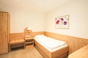 a small room with a bed and a table at Landhaus Nütschau in Bad Oldesloe