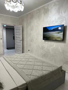 Ένα ή περισσότερα κρεβάτια σε δωμάτιο στο VIP квартира гостиничного типа Jana Qala