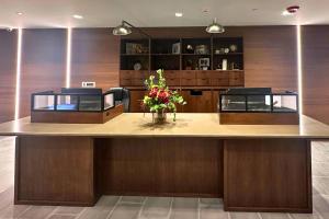 ロックスプリングスにあるClarion Hotel Rock Springs-Green Riverの花瓶付きカウンター付きキッチン