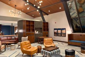 Clarion Hotel Rock Springs-Green River في روك سبرينغز: لوبي فيه كنب وطاولة وكراسي