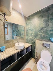 un baño con inodoro y lavabo en Hotel Milton -Malviya Nagar, en Gurgaon
