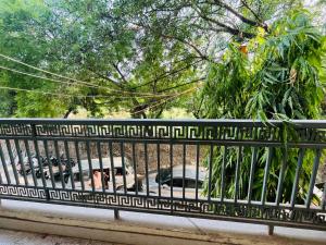 una cerca negra con un coche aparcado en un estacionamiento en Hotel Milton -Malviya Nagar, en Gurgaon