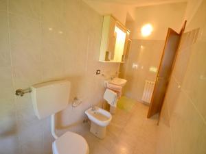 Ένα μπάνιο στο Spacious home surrounded by nature