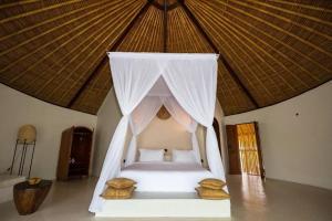 En eller flere senge i et værelse på Unique Round Villa with Ocean View with private pool by Arthousebali, Uluwatu