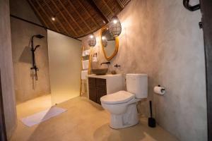 Et badeværelse på Unique Round Villa with Ocean View with private pool by Arthousebali, Uluwatu + 10 billeder