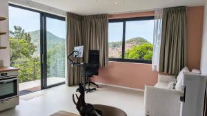 En generel udsigt til bjerge eller udsigt til bjerge taget fra lejligheden + 3 billeder