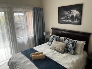 En eller flere senge i et værelse på OR Tambo Self Catering Apartments, The Willows + 149 billeder