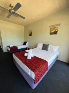 Ένα ή περισσότερα κρεβάτια σε δωμάτιο στο Lumina Motel Gladstone +10 φωτογραφίες