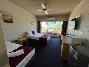 Η κουζίνα ή μικρή κουζίνα στο Lumina Motel Gladstone