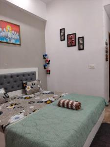 1 dormitorio con cama con almohada de perro en Paramount Luxury Apartment, en Greater Noida