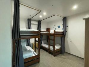 una habitación con tres literas y un espejo en Chillin' House, en Cat Ba 34 fotos más