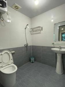 un baño con inodoro y lavabo en Chillin' House, en Cat Ba