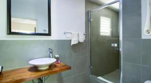 Merrils Deluxe في نيغريل: حمام مع حوض ودش زجاجي +81 صورة