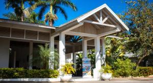 Merrils Deluxe في نيغريل: مبنى أمامه أشجار نخيل