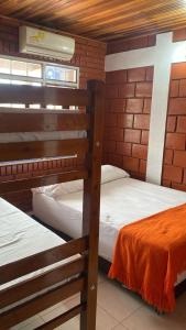 Dos literas en una habitación con una cruz en la pared. en Leño Verde, en Espinal 3 fotos más