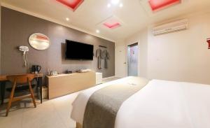 Μια τηλεόραση ή/και κέντρο ψυχαγωγίας στο 천안 호텔 하루 +35 φωτογραφίες