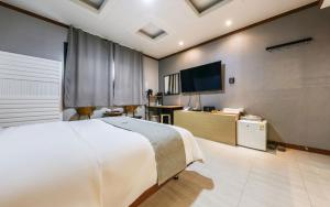 Μια τηλεόραση ή/και κέντρο ψυχαγωγίας στο 천안 호텔 하루