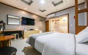 Ένα ή περισσότερα κρεβάτια σε δωμάτιο στο 천안 호텔 하루