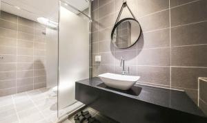 a bathroom with a sink and a mirror at 천안 호텔 하루 in Tujŏng-dong