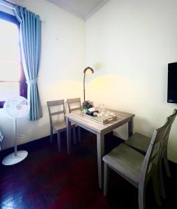 Una televisión o centro de entretenimiento en LushStay Cao Bá Quát