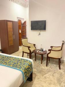 TV a/nebo společenská místnost v ubytování Stamps By Eight Continents, Pushkar