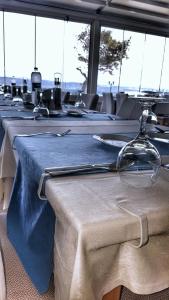 una fila de mesas con copas de vino. en Hamzakoy Blue Park Boutique Hotel, en Galípoli