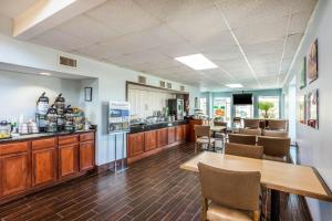 Η κουζίνα ή μικρή κουζίνα στο Quality Suites Paducah I-24