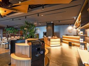 四日市Comfort Hotel Yokkaichi的餐厅里有炉灶，房间里有桌子。