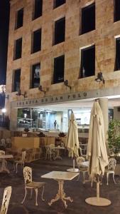 un ristorante con tavoli e sedie di fronte a un edificio di Hotel San Polo a Salamanca