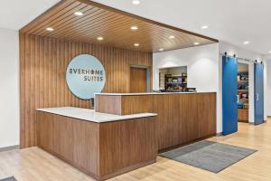 Everhome Suites Bowling Green في بولينغ غرين: ردهة مكتب عليها لافتة تقول كل شيء ابتسامتان
