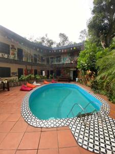 una piscina en medio de un patio en Chillin' House, en Cat Ba